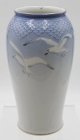 Auktion 346 / Los 8014 <br>Vase, Bing &amp; Gröndahl, Dekor Möwe, Entw. Fanny Garde, 2x Glasurfehler, H-21cm.