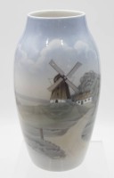 Auktion 346 / Los 8017 <br>hohe Vase, Bing &amp; Gröndahl, umlaufend Landschaftsbemalung in Unterglasur, H-24,5cm.