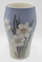 Auktion 346 / Los 8019 <br>Vase, Royal Copenhagen, florale Bemalung in Unterglasur, Marke 2x durchschliffen, Gebrauchsspuren, H-20,5cm.