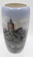 Auktion 346 / Los 8022 <br>hohe Vase, Royal Copenhagen, Landschaftsbemalung in Unterglasur, Marke 2x durschlöiffen, reinigungsbedürftig, H-23cm.