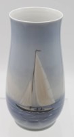 Auktion 346 / Los 8023 <br>Vase, Bing &amp; Gröndahl, umlaufend Segelbootmotiv in Unterglasur, H-20,5cm.