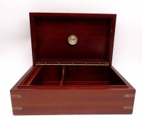 Auktion 346 / Los 15000 <br>Humidor aus Mahagoni mit Thermometer mit Messingbeschlägen an den Kanten H. 12,5 cm B. 35,5 cm