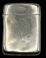 Auktion 346 / Los 11015 <br>gr. Silber-Streichholzhalter mit Monogramm, England-925-, 53 gr., 8x5,5 cm, Streichhölzer anbei