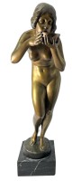 Auktion 346 / Los 15003 <br>Victor Heinrich SEIFERT (1870-1953)  "Die Trinkende", grosse Bronze auf Marmorsockel, H- ca. 70 cm, komplett, auf Plinthe signiert, ein Oberarm mit Riss