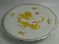 Auktion 352 / Los 8047 <br>gr. Schale (Wandteller) "Meissen" 1.Wahl, gelber Drache mit Silberrand, D-35 cm