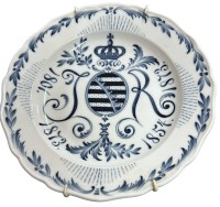 Auktion 352 / Los 8050 <br>Krönungsteller 1801-1873 Wappen von Sachsen mit Initialien JH, Meissen, 1. Wahl, D-24 cm