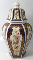 Auktion 352 / Los 9012 <br>Deckelvase, handbemalt, wohl China, unleserl. gemarkt, H-32 cm