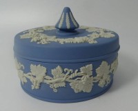 Auktion 346 / Los 9014 <br>Deckeldose "Wedgwood", blau/weiss, H-8 cm, D-12 cm