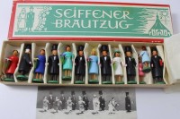 Auktion 346 / Los 15005 <br>orig. Erzgebirge "Seiffener Brautzug" in orig. Karton, 13 Figuren