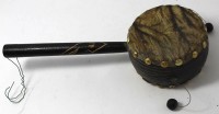 Auktion 346<br>afrikanische Handtrommel mit Holzugriff, L-30 cm
