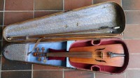 Auktion 346<br>Geige in Holz-Koffer mit 2 Bögen, ausgefallene Form, L-56 cm