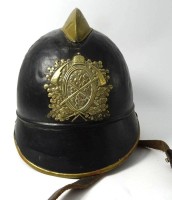 Auktion 346 / Los 15011 <br>sächsischer Feuerwehrhelm mit Wappen vorne, Glasfiber, Metallkamm,Leder- Inlet