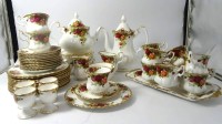 Auktion 346 / Los 9020 <br>umfangreiches Kaffee-Teeservice "Royal  Albert" Old Country Roses für 12 Personen, 46 Teile mit Stövchen und Kuchenplatte, 4 Eierbecher, 1x Zucker, 2x Milch,