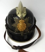 Auktion 346 / Los 15018 <br>sächsischer Feuerwehrhelm mit Messingkamm, vorne Wappen im Strahlenkranz, Altersspuren wie ASbplatzer etc.