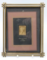 Auktion 346 / Los 6017 <br>Briefmarke in 23 K Gold, gerahmt /Glas, RG 27,5 x 22,2cm Marke 5 x 3,5cm.