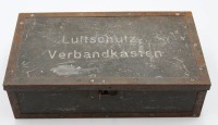 Auktion 346 / Los 7027 <br>Luftschutz-Verbandskasten, 2. WK, Altersspuren, H-10cm B-35cm T-19,5cm.