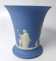 Auktion 350 / Los 9032 <br>Trichtervase "Wedgwood", blau/weiss, H-10 cm, D-9 cm