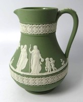 Auktion 346 / Los 9042 <br>Weinkanne "Wedgwood", grün/weiss, sehr gut erhalten, H-15 cm