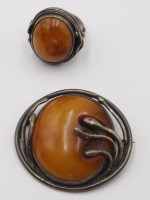 Auktion 346 / Los 1334 <br>Bernsteinset, Ring und Brosche, 800er Silber, zus. ca. 33,7gr., Brosche 5,2 x 4,5cm, RG 58