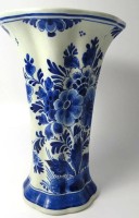 Auktion 350 / Los 9039 <br>gr. Delft Vase mit Blaumalerei, H-21 cm