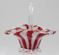 Auktion 346 / Los 10016 <br>Henkelkorbschale, Murano, rot/klar, weisse Netzeinschnelzungen, H-15cm B-15,5cm.