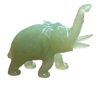 Auktion 346 / Los 15054 <br>kl. Jade Elefant, mit erhobenen Rüssel, H-7 cm-L-9 cm