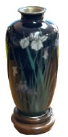 Auktion 346<br>Cloissonne-Vase auf Holzstand, Blumenmalerei, eine Stelle beschlagen, H-15 cm