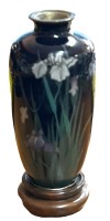 Auktion 346 / Los 15514 <br>Cloissonne-Vase auf Holzstand, Blumenmalerei, eine Stelle beschlagen, H-15 cm