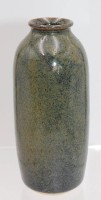 Auktion 349 / Los 9015 <br>signierte Kunstkramik-Vase, wohl Bakares Greg signiert, grüne Glasur, H-14,7cm.