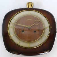 Auktion 351 / Los 2109 <br>Wanduhr "Zentra" in Holzgehäuse, 60-er Jahre, Werek und Schlag geht, ohne Schlüssel, 23x22 cm