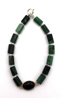 Auktion 347 / Los 1034 <br>Smaragd-Armband, mittig Sandstein., Silberschließe, ca. L-21cm-