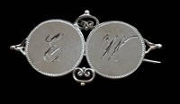 Auktion 347 / Los 1040 <br>kl. Silber-Münzbrosche, Vorderseite abgeschliffen und mit Monogrammen, B-5 cm, 4,7 gr