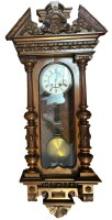 Auktion 347 / Los 2006 <br>gr. Gründerzeit-Wanduhr in verzierten Holzgehäuse, mitlaufende Halbsäulen, gut erhalten, komplett und funktionstüchtig, H-125 cm, Breite oben 56 cm, T-ca. 20 cm