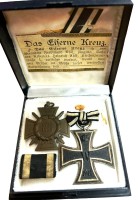 Auktion 347 / Los 7002 <br> Eisernes Kreuz und Kriegsteilnehmer-Kreuz, 1.WK in Etui, mit kl. Zeitungsausschnitt