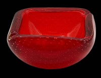 Auktion 347 / Los 10053 <br>eckiger Murano-Ascher, rot mit Luftbläschen, H-6,5 cm, 11x11 cm