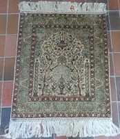 Auktion 347 / Los 13004 <br>persischer kleiner Seidenteppich, wohl Hereke, 95x75 cm ohne Fransen