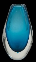 Auktion 347 / Los 10059 <br>schwere ovoide blau/klare Murano-Vase, H-19 cm