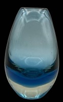 Auktion 347 / Los 10060 <br>schwere runde blau/klare Murano-Vase, H-21 cm