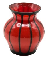 Auktion 347 / Los 10071 <br>kl. rote Vase mit schwarzen Streifen, H-10 cm