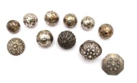 Auktion 347 / Los 11004 <br>11x div. alte Trachtenknöpfe, Silber, wohl 19. Jhd., zus. 50gr., teilw. Lötig, 1x defekt, ca. D-2,2/3cm.