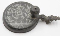 Auktion 347 / Los 15032 <br>Zinndeckel, älter, Deckelgravur Reiterdarstellung, wohl um 1800m D-10,5cm.