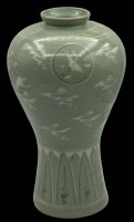 Auktion 347 / Los 15505 <br>Seladongrüne Vase mit Reiherdarstellungen, China, H-22 cm