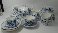 Auktion 347 / Los 8054 <br>Kaffee/Teeservice "Meissen" Zwiebelmuster, 23 Teile, 1. und 2. Wahl, Teekanne H-14 cm, davon 3 Tassen, 2 U.T. neuer Auschnitt, 1 Kuchenteller , 2 U.T.sind nicht abgebildet!