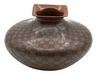 Auktion 347 / Los 9023 <br>kl. Vase mit Würfeldekor, braun,H- 8  cm, D-11 cm