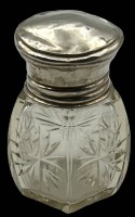 Auktion 347 / Los 11021 <br>Glasflacon mit Silberdeckel, Drehverschluss, tw. verdellt, H-ca. 6 cm