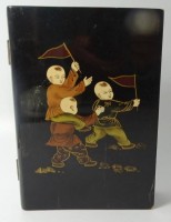 Auktion 347 / Los 15509 <br>China Lackkasten, Deckel mit Kinderdarstellung, Ecke bestossen, Kratzer, H-6 cm, 23x16 cm