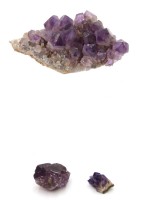 Auktion 347 / Los 15047 <br>Amethyststufe sowie 2 kl. Stücke, Gr. H-8cm B-18cm.