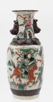 Auktion 347 / Los 15517 <br>Nanking-Vase mit Kriegerszenen, China, H-20,5cm.