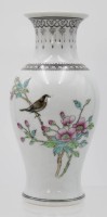 Auktion 347 / Los 15519 <br>kl. Vase, China, Blumen-u. Vogeldekor, sowie Schriftzeichen, ca. H-16,8cm.