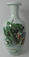 Auktion 347 / Los 15525 <br>China-Vase mit Mutter-Kind Darstellung, H-30 cm, in Boden 4 Zeichen-Marke